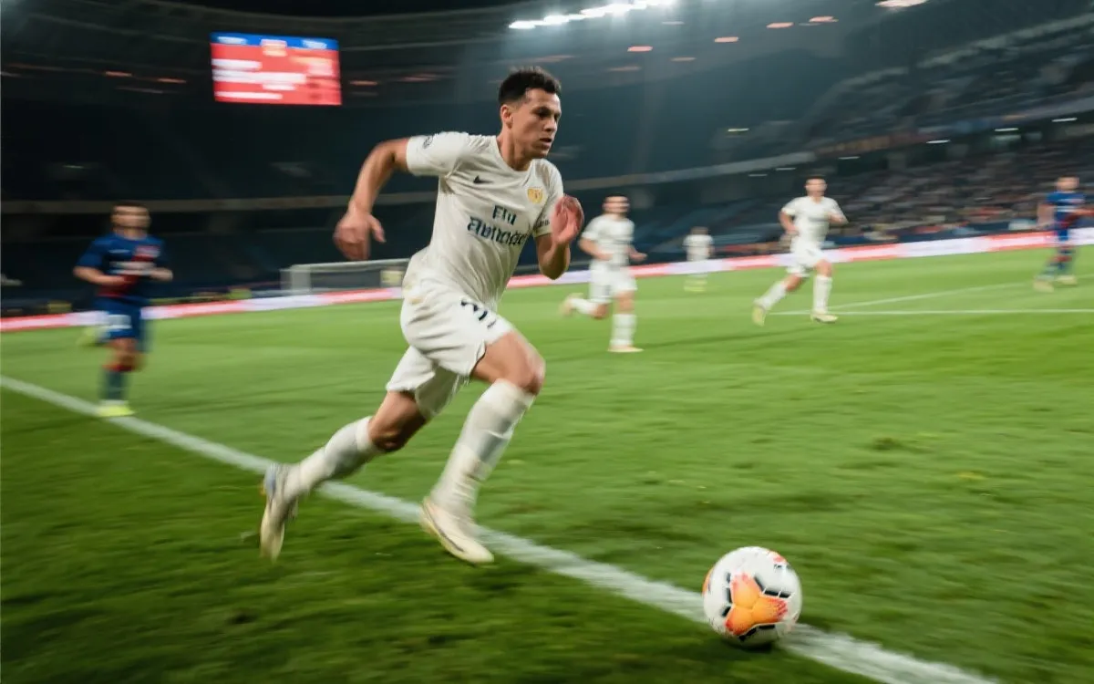 快速反击瞬间，前锋冲刺与身后大片空间，对比强烈